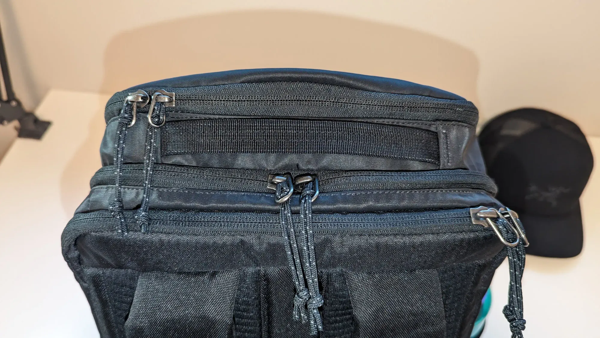 Zippers stacked neatly give plenty of access to all compartments. 